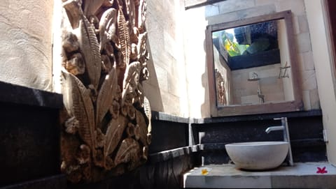 Shower, rainfall showerhead, free toiletries, hair dryer