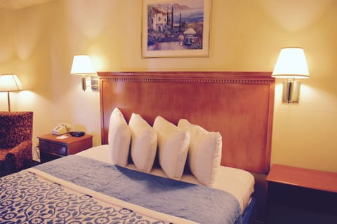 Desk, laptop workspace, iron/ironing board, free WiFi