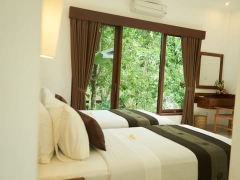 Deluxe Twin Room | In-room safe, desk, soundproofing, rollaway beds