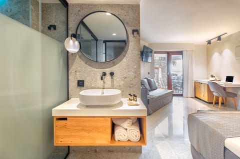 In-room safe, desk, soundproofing, free WiFi