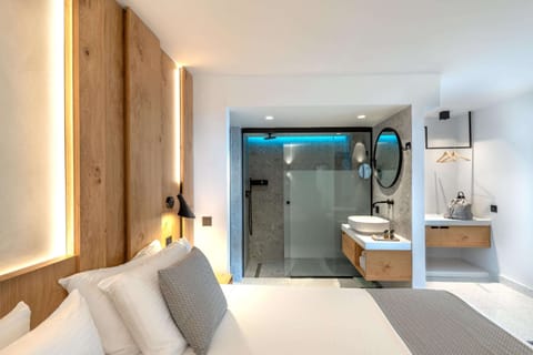 In-room safe, desk, soundproofing, free WiFi