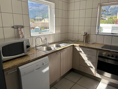 Lemon Tree Cottage | Private kitchen | Full-size fridge, microwave, oven, stovetop