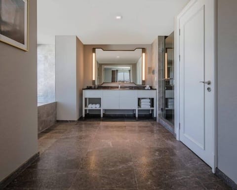 Executive Suite, 1 King Bed with Sofa bed | Bathroom | Shower, rainfall showerhead, free toiletries, hair dryer