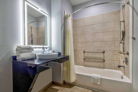 Standard Room, 1 Queen Bed, Non Smoking | Accessible bathroom