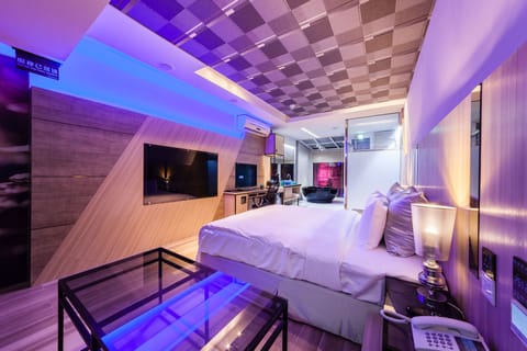 Desk, soundproofing, free WiFi, bed sheets
