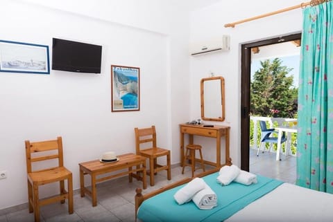 Studio | Desk, soundproofing, iron/ironing board, rollaway beds