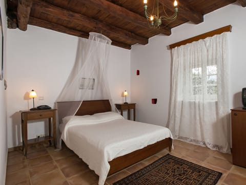 Minibar, desk, iron/ironing board, free cribs/infant beds