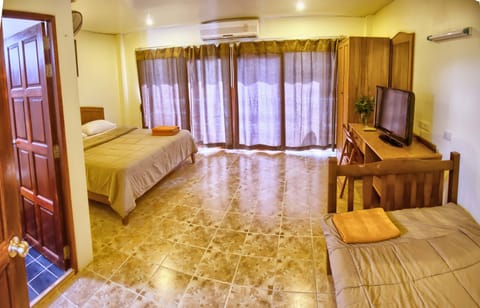 Deluxe Triple Room | Desk, blackout drapes, soundproofing, free WiFi