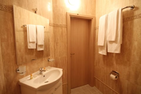 Apartment, 2 Bedrooms, Balcony, Mountain View | Bathroom | Shower, free toiletries, hair dryer, towels