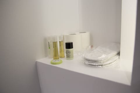 Studio | Bathroom amenities | Shower, free toiletries, hair dryer, towels