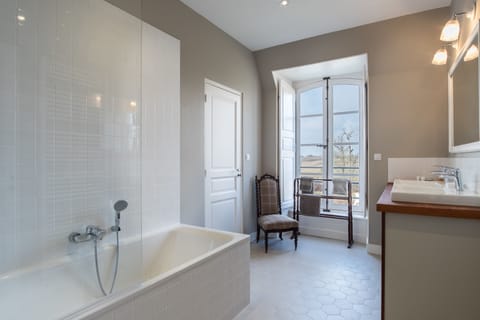 Deluxe Suite (Zeus) | Bathroom | Free toiletries, hair dryer, bathrobes, slippers