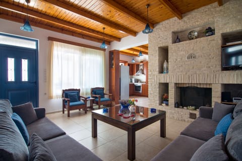 Flat-screen TV, fireplace, DVD player, books