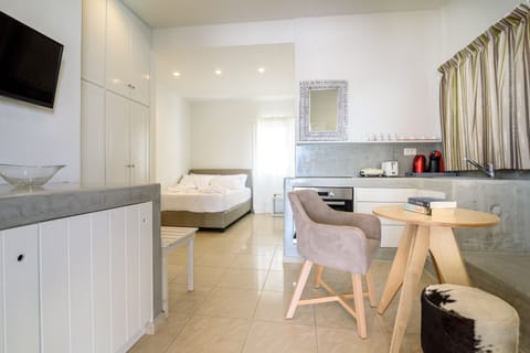 Standard Suite, Hot Tub | Private kitchen | Fridge, oven, stovetop, electric kettle