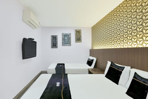 Superior Suite | Desk, iron/ironing board (on request), WiFi (free), bed sheets