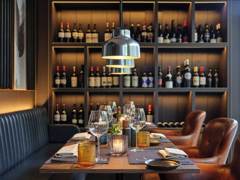 2 restaurants, lunch, dinner served; international cuisine