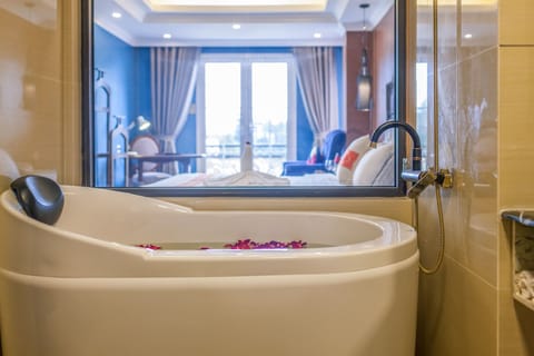 Junior Suite | Deep soaking bathtub