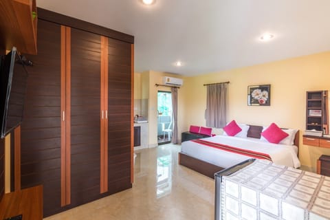 Double Room | Individually decorated, blackout drapes, free WiFi, bed sheets