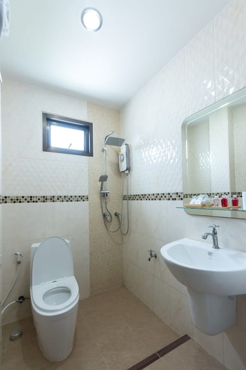 Shower, free toiletries, towels