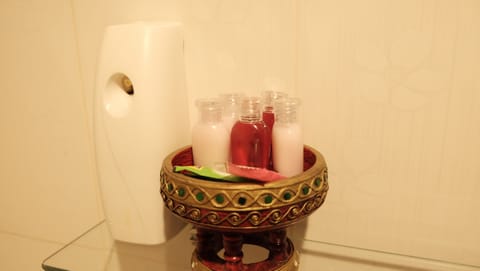 Shower, free toiletries