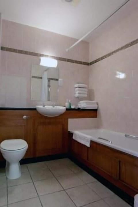 Combined shower/tub, free toiletries, hair dryer, towels