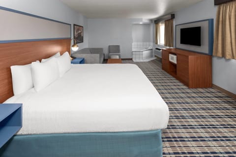 Deluxe Suite, 1 King Bed, Non Smoking (One-Bedroom) | Jetted tub