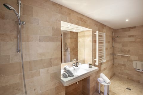 Double Room, 1 Queen Bed, Ground Floor | Bathroom | Free toiletries, hair dryer, towels