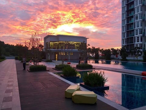 4 outdoor pools