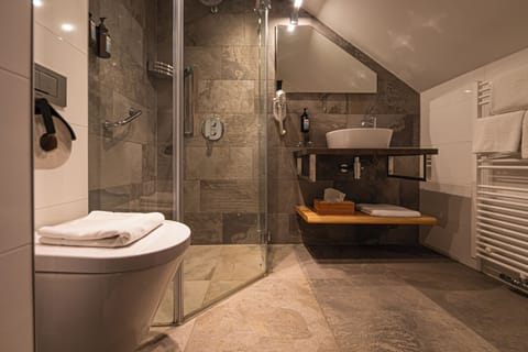 Economy Double Room | Bathroom | Hair dryer, towels, soap, shampoo