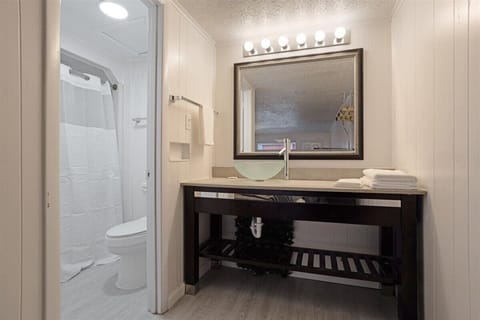 Exclusive Room, 1 King Bed, Non Smoking | Bathroom | Combined shower/tub, free toiletries, towels