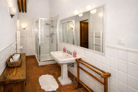 Panoramic Apartment, Garden View | Bathroom | Hair dryer, bidet, towels