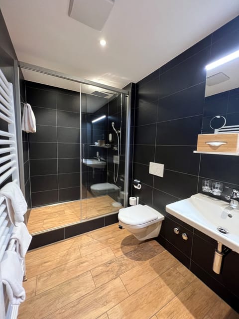 Luxury Double Room | Bathroom | Shower, hair dryer, bathrobes, slippers