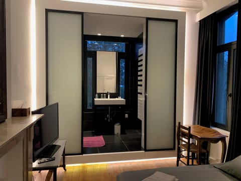 Traditional Double Room, 1 Double Bed, Non Smoking | Bathroom | Shower, hydromassage showerhead, eco-friendly toiletries, hair dryer