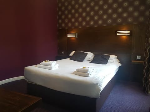 Double Room | Desk, iron/ironing board