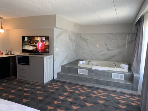 Standard Room, 1 King Bed, Jetted Tub | Desk, blackout drapes, soundproofing, iron/ironing board