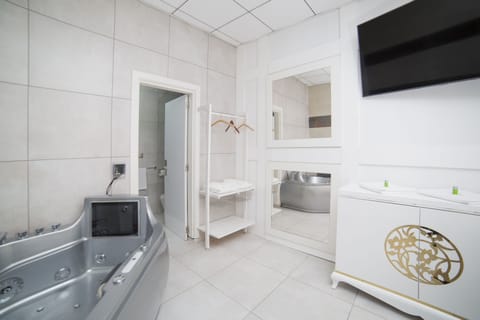 Royal Suite, 1 Queen Bed, Jetted Tub | Jetted tub