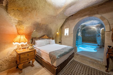 Luxury Room, 1 Queen Bed | Select Comfort beds, desk, soundproofing, iron/ironing board