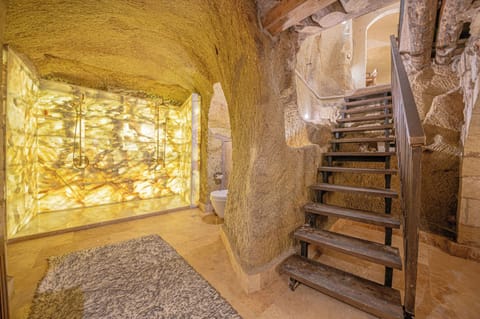 Grand Suite (Cave) | Bathroom | Combined shower/tub, jetted tub, hair dryer, heated floors