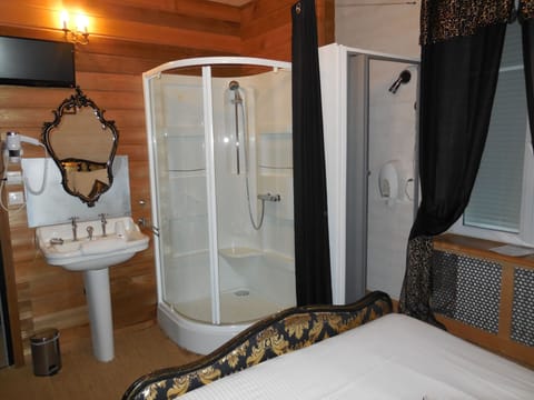 Classic Double Room, 1 Double Bed | Bathroom shower