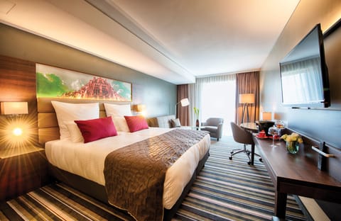 Deluxe Triple Room | Minibar, in-room safe, desk, soundproofing