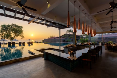 2 bars/lounges, swim-up bar