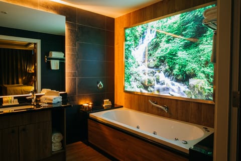 Presidential Suite | Bathroom | Shower, hair dryer, towels