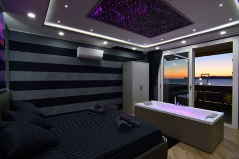 Panoramic Suite, 1 Queen Bed, Non Smoking, Sea View | In-room safe, desk, blackout drapes, soundproofing