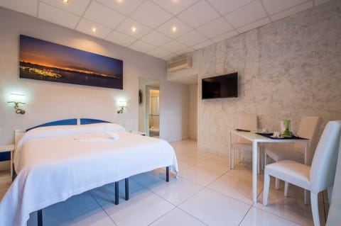 Double Room, 1 Queen Bed | Egyptian cotton sheets, down comforters, minibar, desk