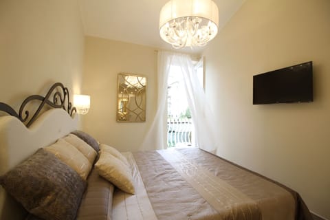 Deluxe Double Room, Balcony | Memory foam beds, desk, free WiFi, bed sheets