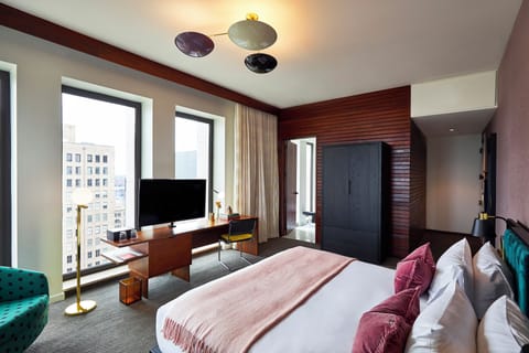 Corner King | Pillowtop beds, minibar, in-room safe, desk