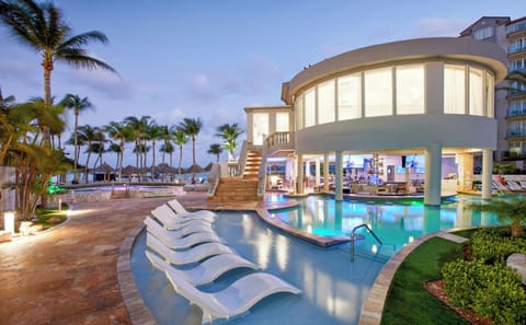 3 restaurants; breakfast, lunch, and dinner served