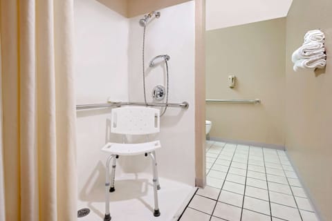 Combined shower/tub, hair dryer, towels