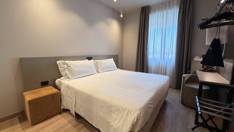 Comfort Room, 1 King Bed, Non Smoking (Converts to 2 Twin Beds) | Down comforters, minibar, in-room safe, individually furnished