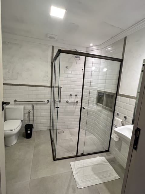 Deluxe Double Room | Bathroom | Shower, free toiletries, hair dryer, towels