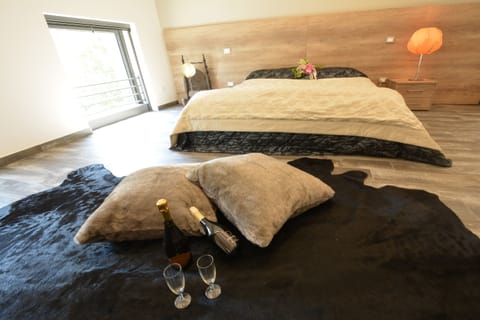 Desk, soundproofing, free WiFi, bed sheets